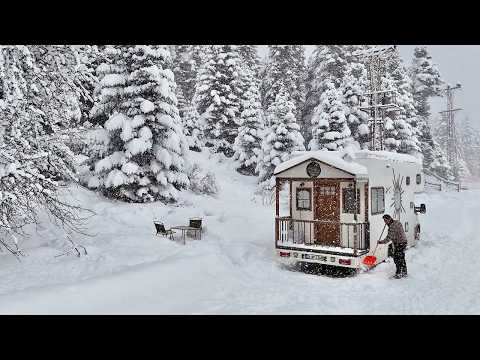 Видео: ТЁПЛЫЙ ЗИМНИЙ ЛАГЕРЬ В ДОМАШНЕМ КОМФОРТЕ С КАРАВАНОМ С ДРОВОВОЙ ПЕЧЬЮ В СИЛЬНОМ СНЕГУ.