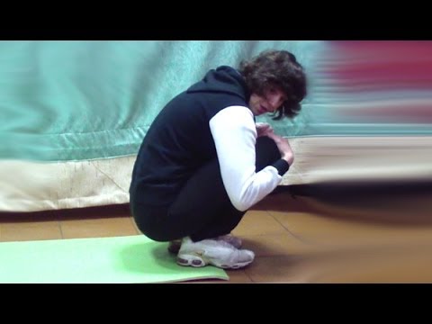 Видео: Кувырок назад через голову: техника