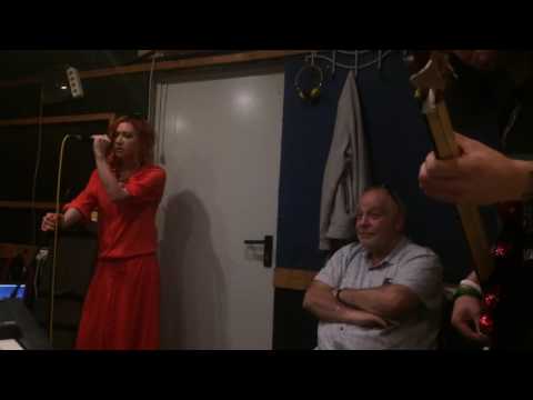 Видео: Линда - репетиция перед концертом VEcHA в клубе Volta (10.06.16)