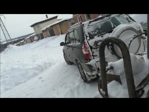 Видео: запуск погрузчика в морозы уборка снега