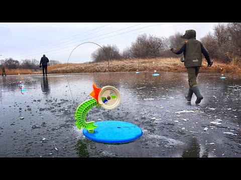 Видео: ДИМОН, БЕГИ тут 5 СРАБОТОК на ЖЕРЛИЦАХ!!! ПЕРВЫЙ ЛЁД 2022 на БОЛОТЕ!!! РЫБАЛКА на ОКУНЯ и ЩУКУ