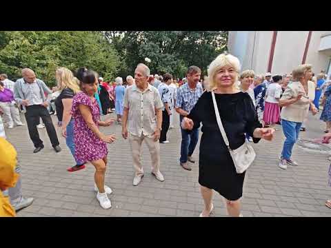 Видео: 14.09.24г..."Листопад"... Михаил Михайлов... звучит на танцполе в Гомельском парке...