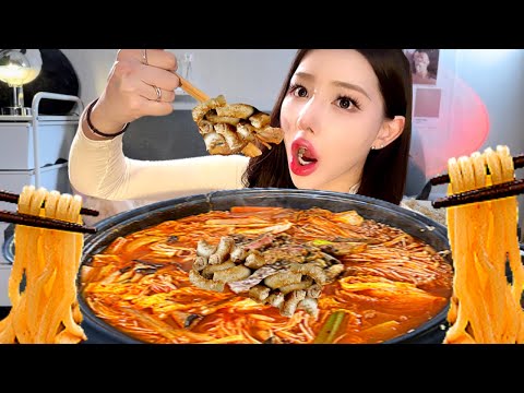 Видео: [SUB] 🍲4 порции горячего гопчангчонгола, съеденного на холоде | ASMR | EATING SHOW