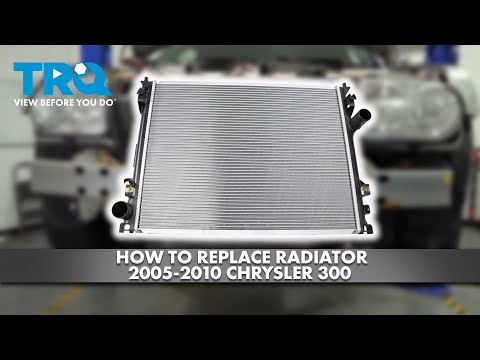 Видео: Как заменить радиатор Chrysler 300 2005-2010 годов
