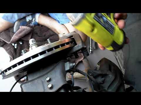 Видео: Замена передних тормозов и роторов Infiniti G37