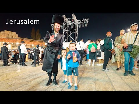 Видео: Иерусалим ночью. Тысячи евреев направляются к Западной стене.