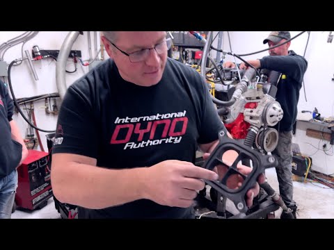 Видео: Впускная проставка с ямочками добавляет более 21 л.с. двигателю Chevy 408 Small-block!