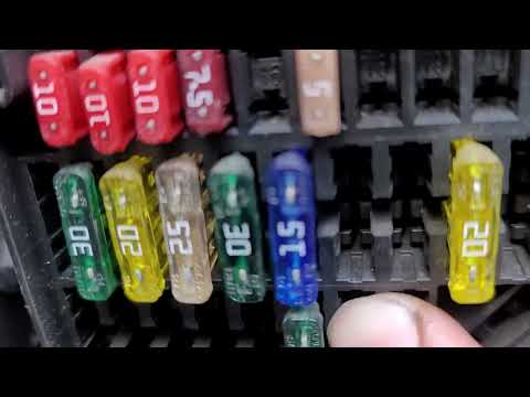 Видео: Застрял ключ на Volkwagon Jetta 2008 года, и машина не выключается. Замена замка зажигания ЛЕГКАЯ...