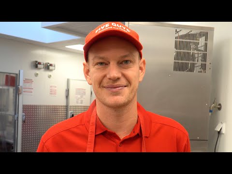 Видео: Five Guys!! Приготовление лучших в мире бургеров и картофеля фри | Бургеры с культовым статусом