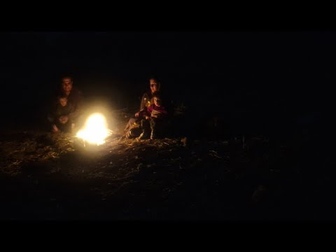 Видео: Судьба маэдэ и брошенного ребенка неясна, но она по-прежнему стремится заботиться о ребенке,