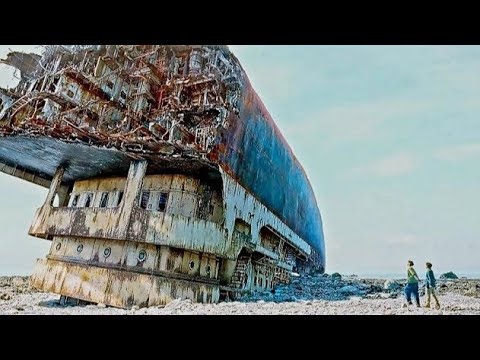 Видео: Они застряли на безлюдном острове и наткнулись на круизный лайнер.