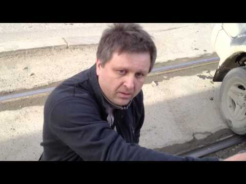 Видео: Автохам негодует и яростно доказывает, что трамвай создал ему помеху для разворота