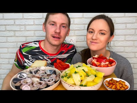 Видео: МУКБАНГ КАРТОШКА СКУМБРИЯ СЕЛЕДКА конкурс опята салат летний MUKBANG POTATO MACKEREL HERRING