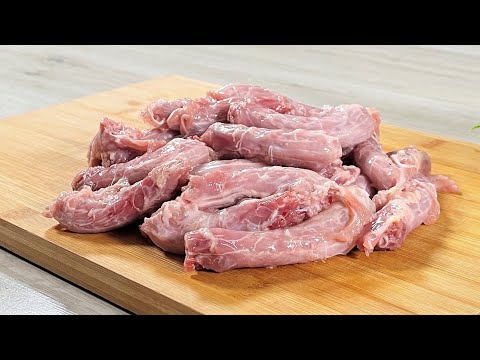 Видео: Мало кто так готовит куриные шейки! Моя семья просит ее готовить каждую неделю! Легкий рецепт!