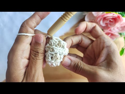 Видео: Это рождественское угощение, связанное крючком, невероятно выгодно и завораживает! ✨🌲 (с подписью)