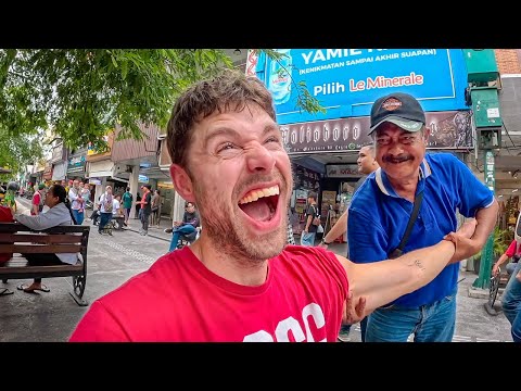 Видео: Индонезиец любит делать суровый массаж иностранке