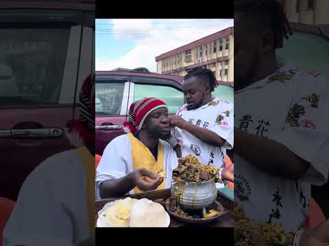 Видео: Парень, оставь мою еду в покое.