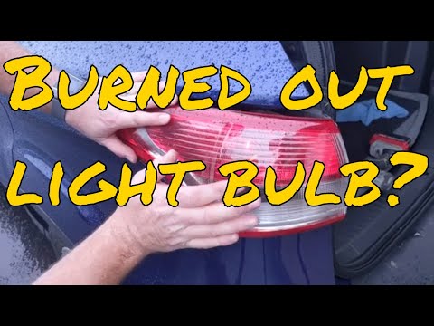 Видео: Как заменить задний фонарь, стоп-сигнал или указатель поворота в Ford Escape 2013–2019 годов выпу...