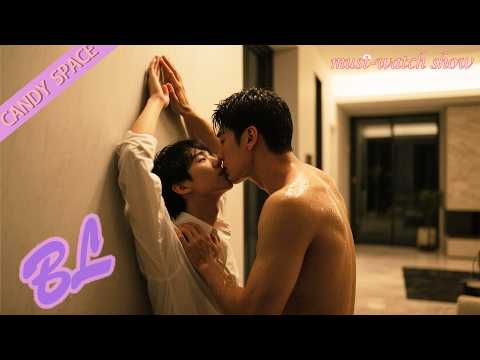 Видео: Парочка игриво повязывает фартучки, полные намёков