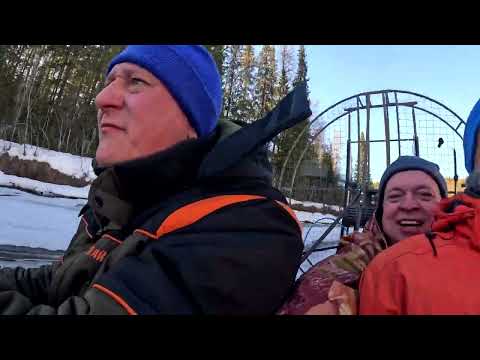 Видео: Аэролодка Хариус 440 летит а не едет. Бешенные скорости на маленьком моторе.