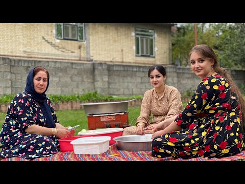 Видео: Деревенские заботы: чистим лук, готовим тесто и упаковываем жареный лук для готовки