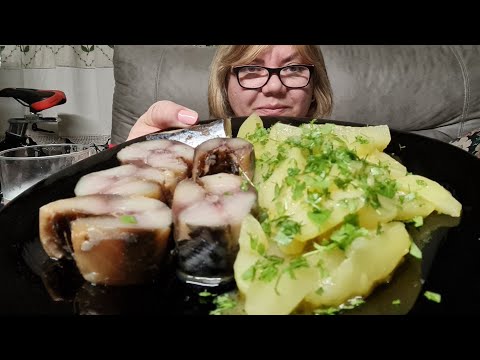 Видео: МУКБАНГ🍽 СКУМБРИЯ КОПЧЁНАЯ 🐳🐳🐳MUKBANG ASMR SMOKED SCOM BER #mukbang #мукбанг #НЕАСМР 🐳😊
