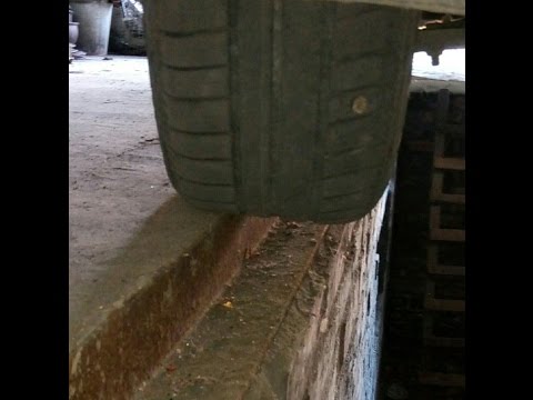 Видео: Как заехать на смотровую яму