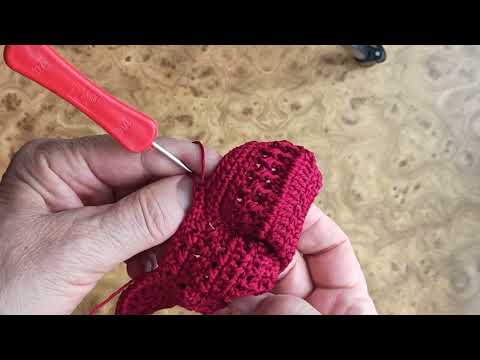 Видео: Как связать пинетки крючком,мастер-класс.