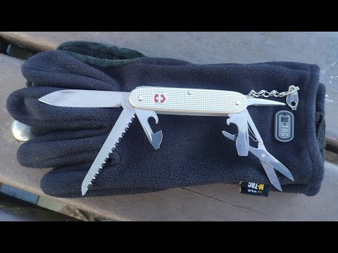 Видео: Victorinox Farmer X Alox ( 0.8271.26) - достойный крепыш!!!