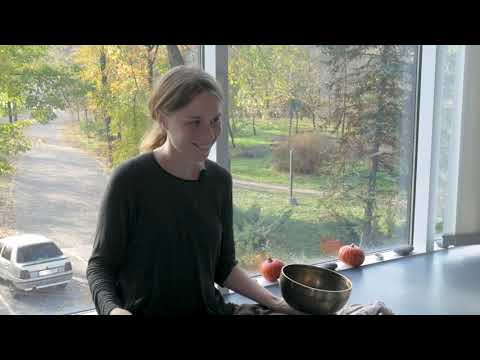 Видео: Как извлекать звук из поющей чаши.  Практики. Запись интенсива 2019 год