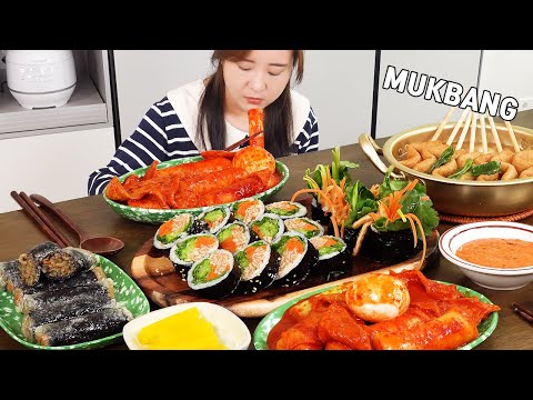 Видео: Mukbang :) корейский Tteokbokki, овощной кимбап, рулет из водорослей из рисовой бумаги, рыбный пирог