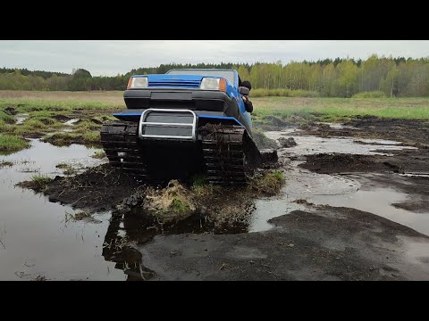 Видео: Гусеничный вездеход на торфяном болоте.