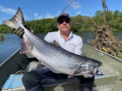 Видео: Рыбалка на Камчатке. Ловля чавычи в высокую воду. Команда SMITH Russia