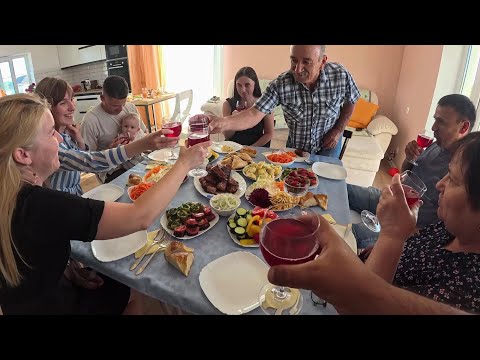 Видео: Встречаем гостей у себя дома. Хорошо посидели в семейном кругу.