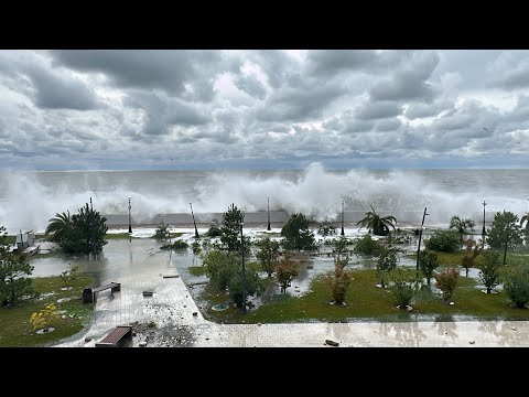 Видео: СТРАШНЫЙ ШТОРМ В СОЧИ / Сириус / Поломало парк