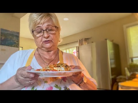 Видео: СОЧНЫЕ И АРОМАТНЫЕ КУРИНЫЕ БЕДРА, В НЕЖНЕЙШЕМ  СМЕТАННОМ СОУСЕ, С ЛУКОМ И МОРКОВКОЙ !