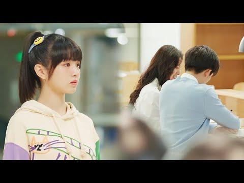 Видео: Золушка застает парня с красавицей кампуса, уходит с разбитым сердцем!