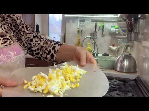 Видео: Варю домашние пельмени и режу легкий салат.