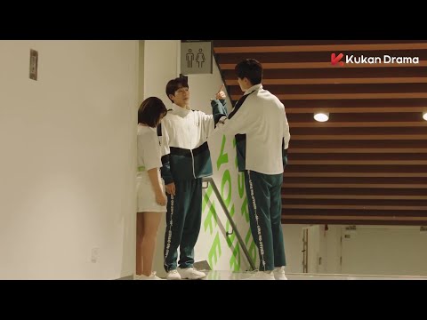 Видео: «Ты не приставай к ней», — ревнует он, а она втайне радуется.