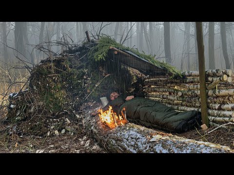 Видео: Укрытие у упавшего дерева с костром. Выживание в одиночку в условиях бушкрафта.