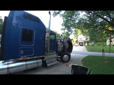 Видео: Ремонт капота Kenworth W900L hood repair
