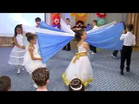 Видео: [Дет/сад №77, гр.№13]  Танец "НЕБЕСА" (танец с полотнами)