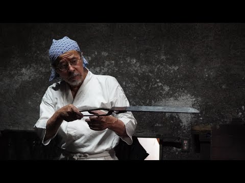 Видео: Процесс ковки японских мечей: почему клинки Норихиро Мияири такие невероятно красивые