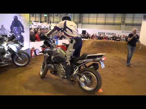 Видео: Демонстрация навыков вождения на BMW GS Off Road на Motorcycle Live