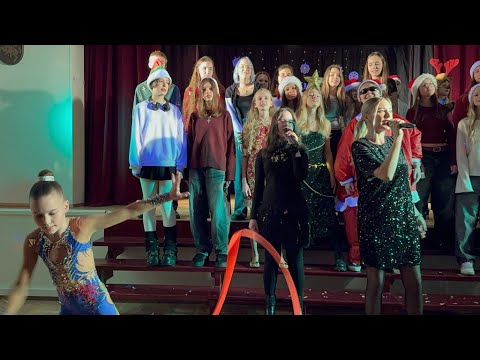 Видео: Новогодний праздник в школе