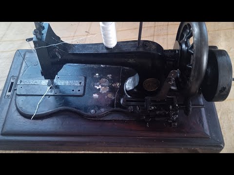 Видео: Как заправить нитку в челнок лодочка . Как заправить верхнюю нитку . Ответ на вопрос  комментатора.