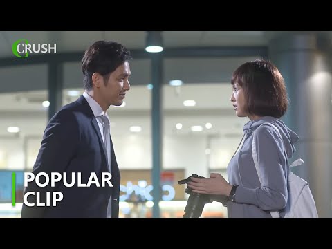 Видео: Все думали, что красавчик-адвокат не влюбляется, пока он не появился на банкете с простой девушкой!