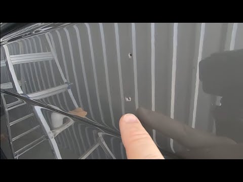 Видео: Заделываем дырки в лодке.