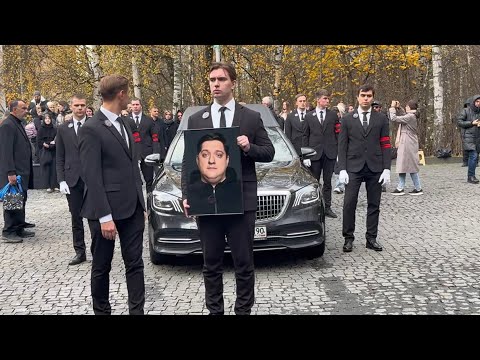 Видео: ЕГО ПРАХ РАЗВЕЮТ НАД ЧЁРНЫМ МОРЕМ … СЛЁЗЫ РОДНЫХ И ДРУЗЕЙ НА ПОХОРОНАХ РОМАНА ПОПОВА | 1.11.2025