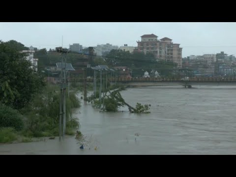 Видео: 47 человек погибли в Непале из-за ливня